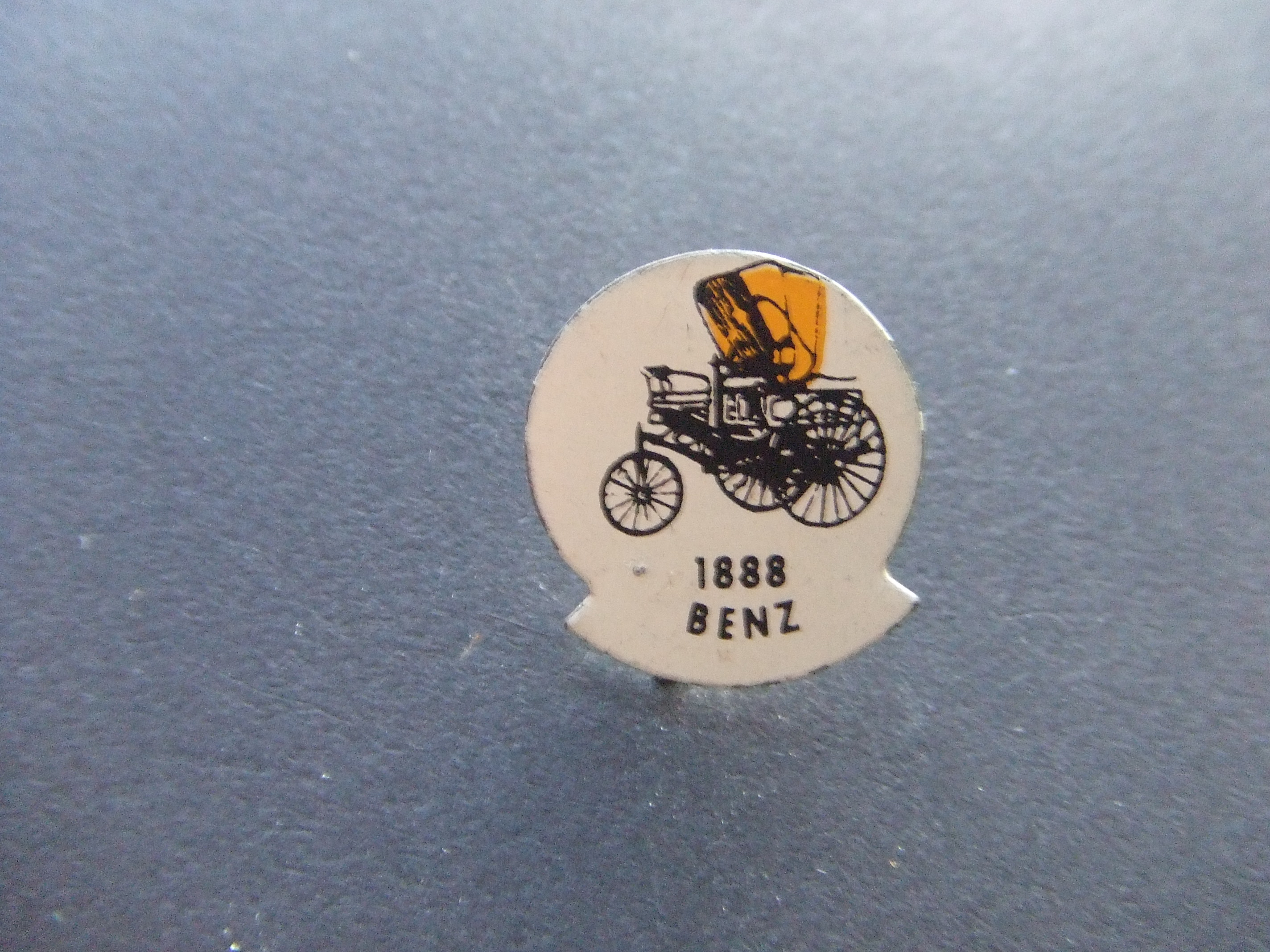 Mercedes Benz 1888 oldimer geel
